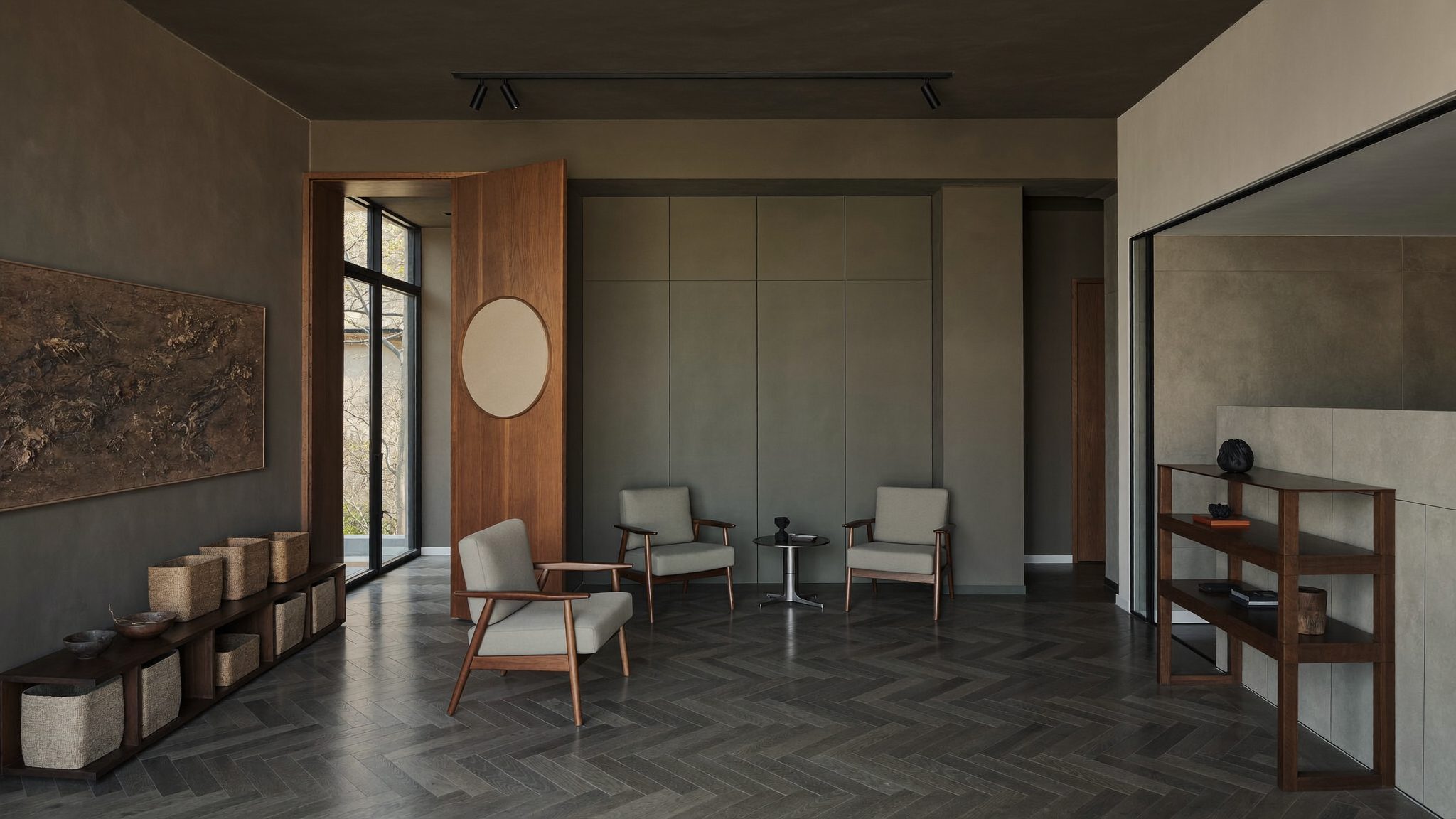 Interior kantor Danuwijaya Mitra yang tenang