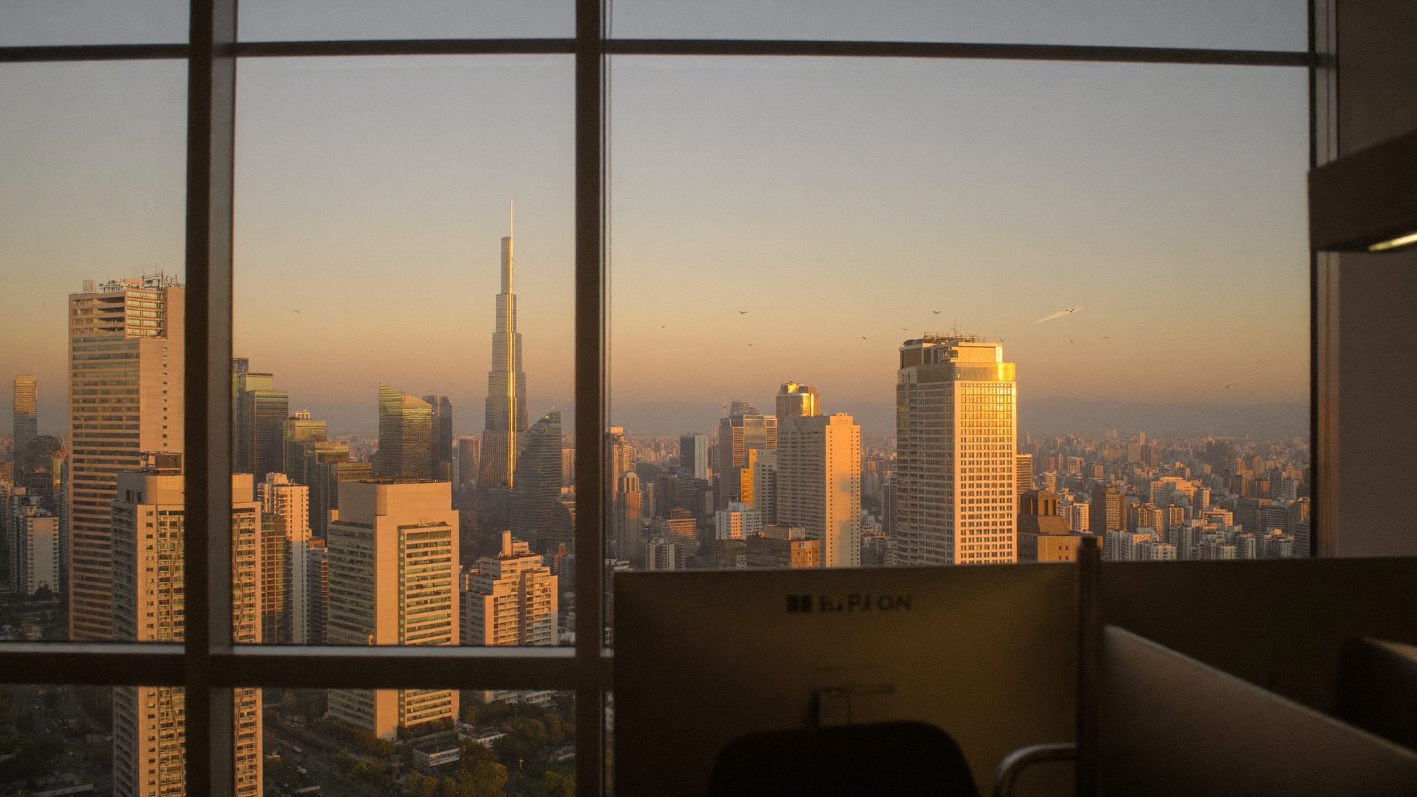 Cakrawala Jakarta senja dari balik kaca kantor
